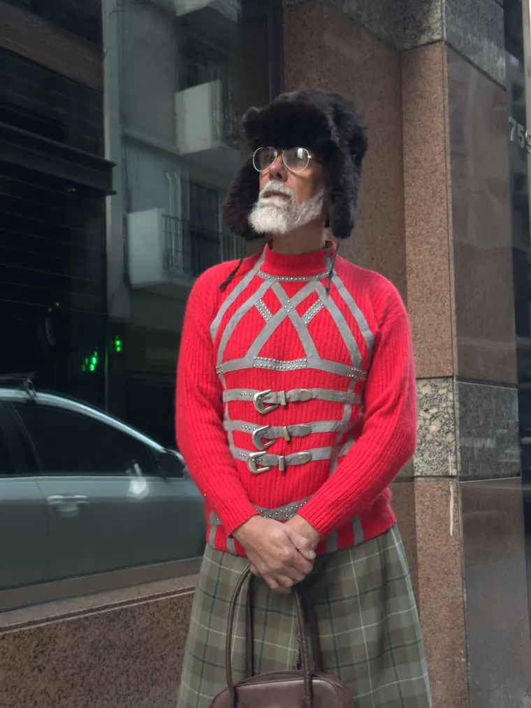 Héctor de Vintro Vintage con sweater rojo, arnés de cuero y gorro de piel