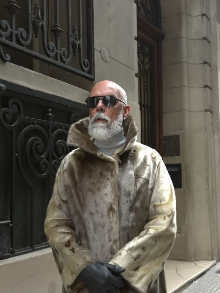 Héctor con abrigo de piel claro vintage en el centro de Buenos Aires