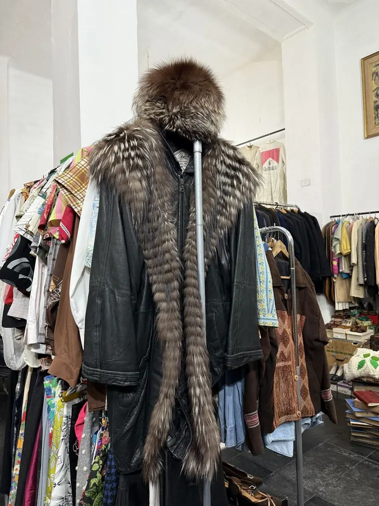 Interior del local de Vintro Vintage con tapado de piel y zapatos vintage